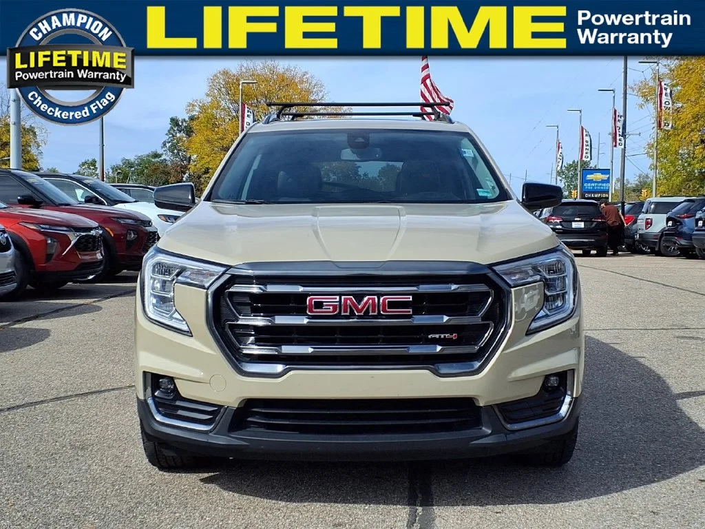 Used 2022  GMC AT4 image 2