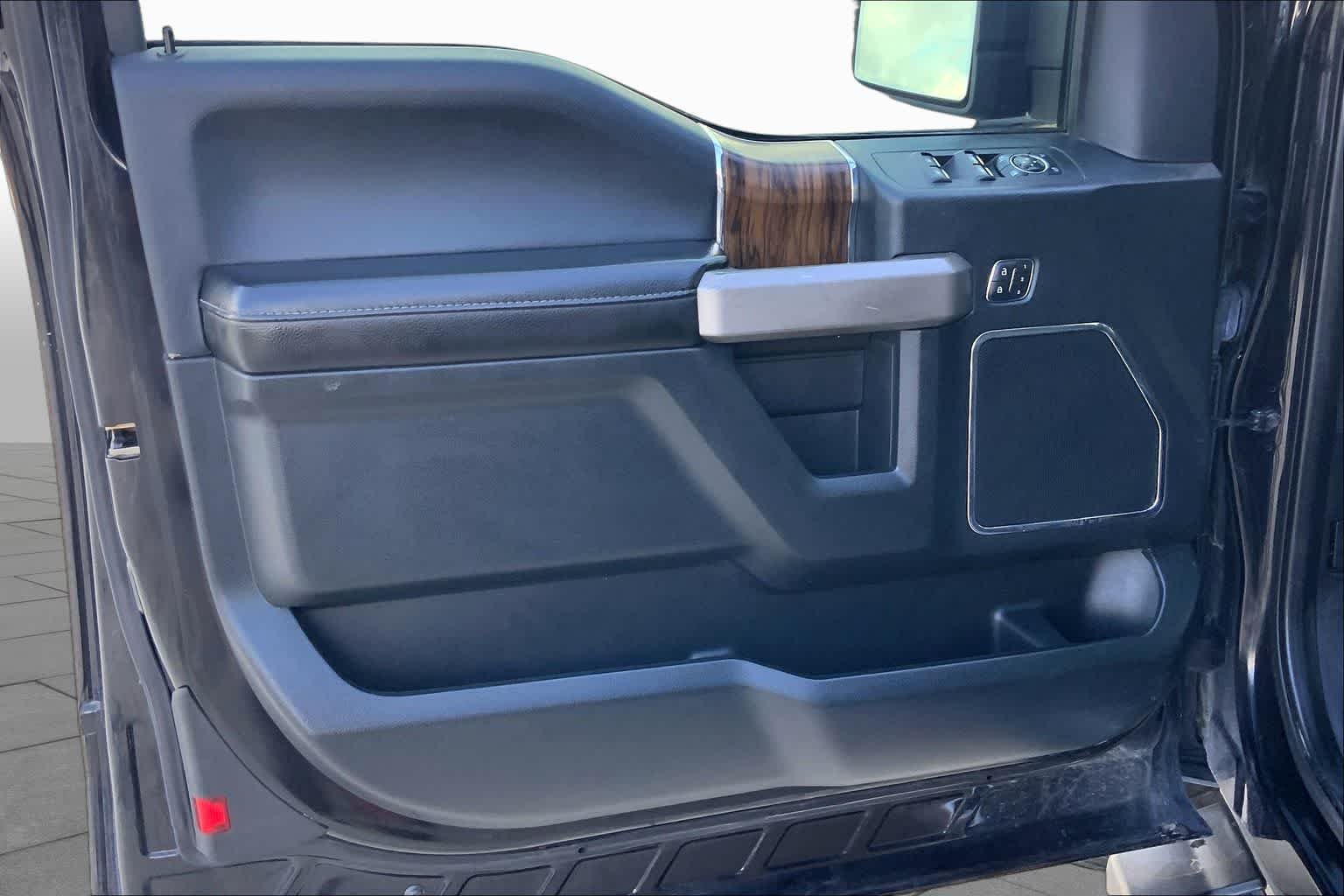Used 2020 Agate Black Metallic Ford LARIAT image 21
