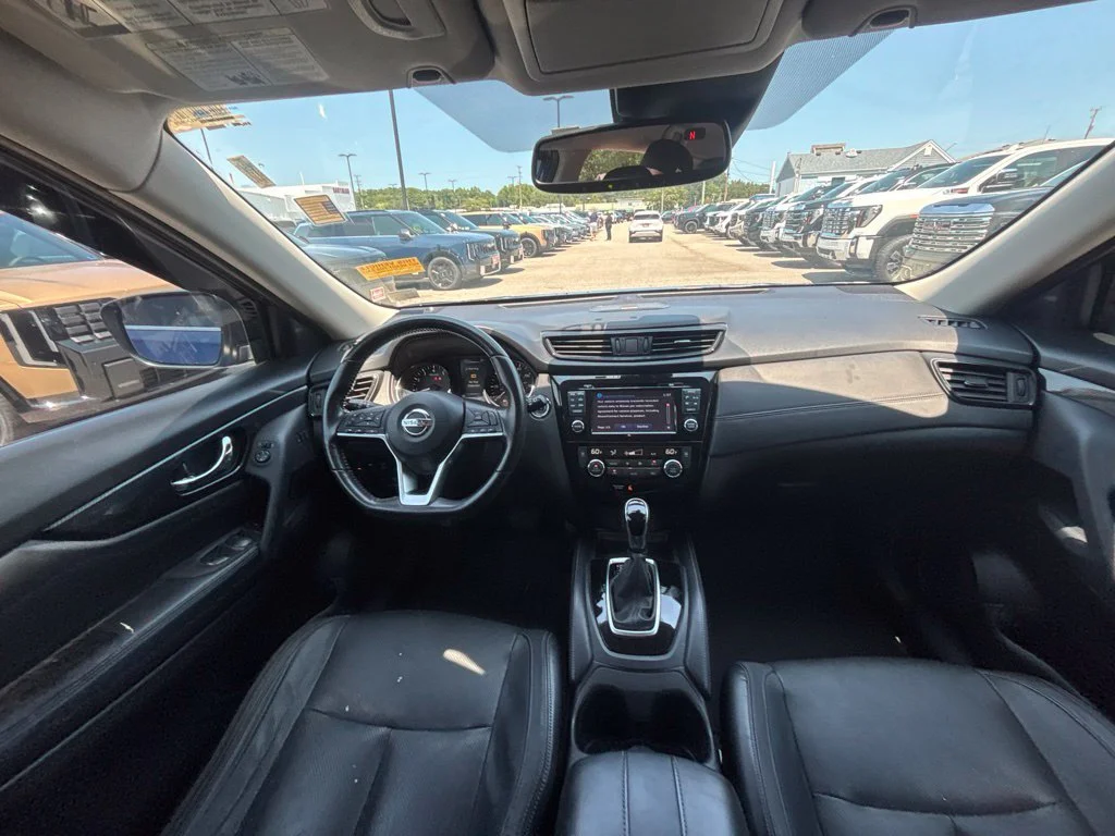 Used 2017 Blue Nissan SL image 19