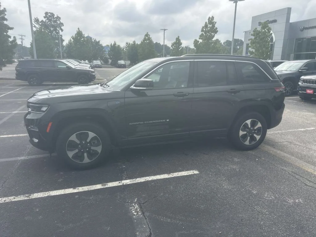 New 2024 Rocky Mountain Pearl-Coat Exterior Paint Jeep 4xe image 3