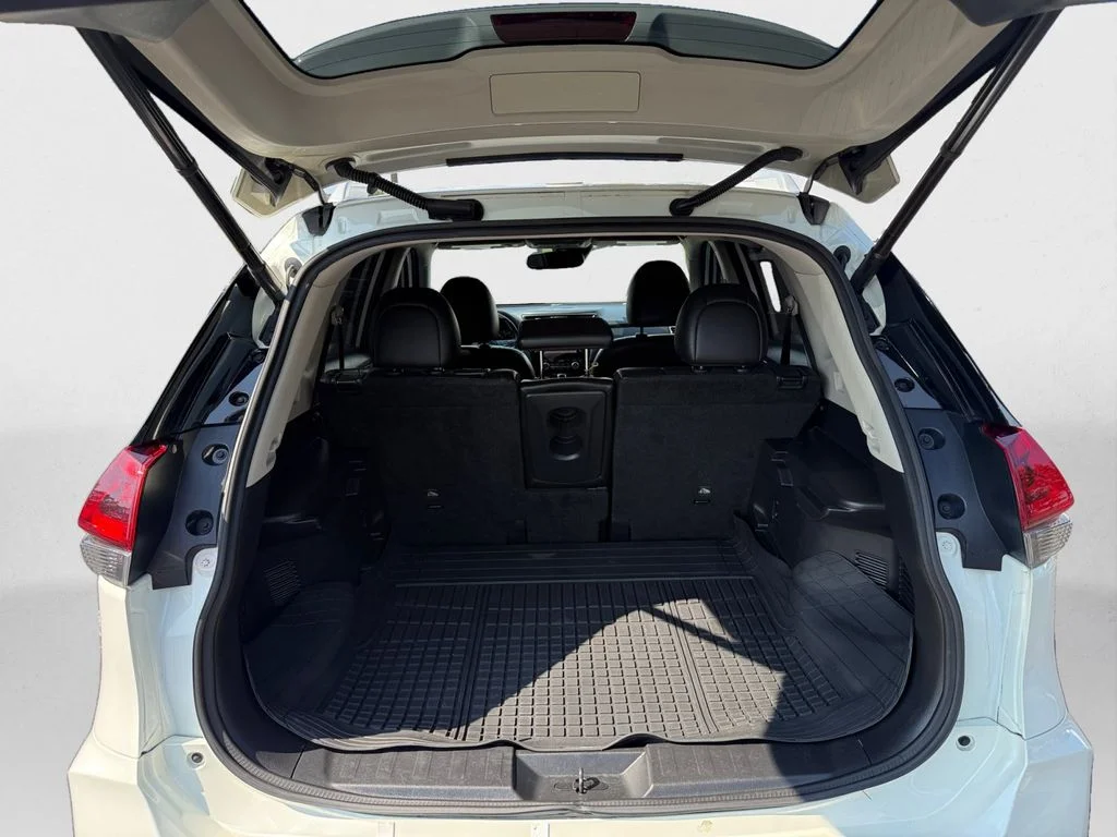 Used 2018 White Nissan SL image 13