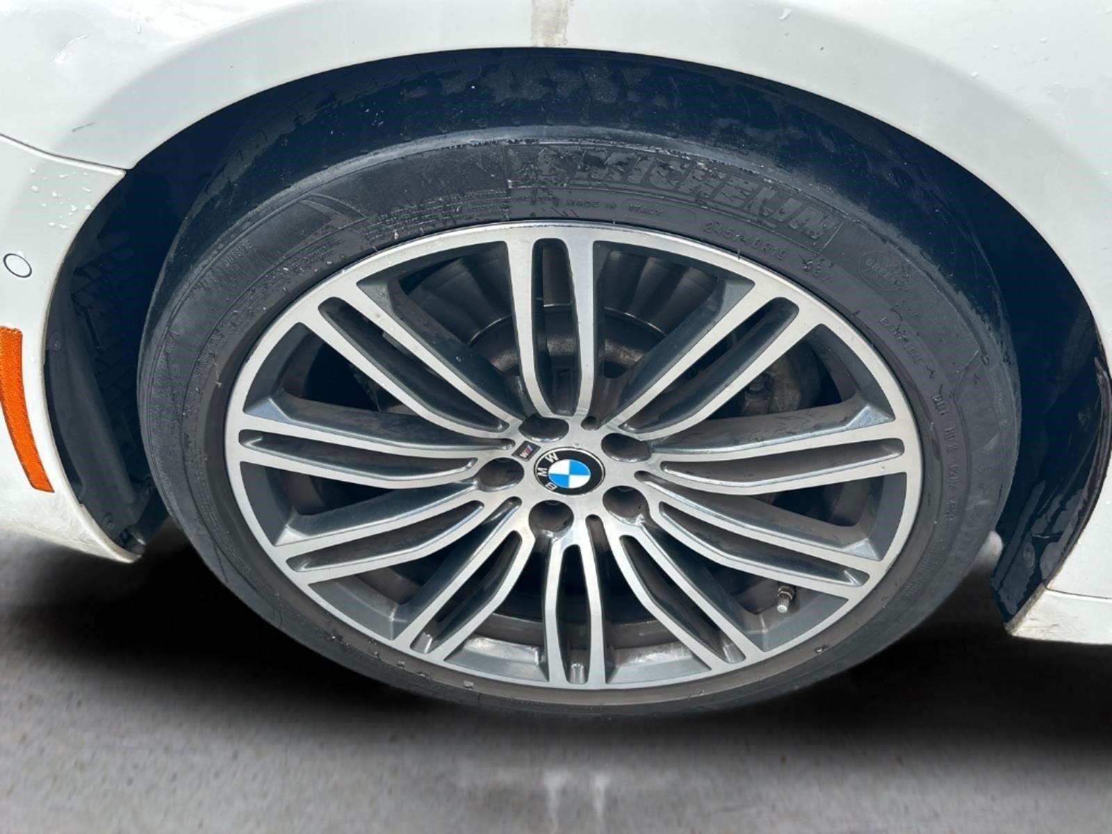 Used 2019 Alpine White BMW 530i image 12