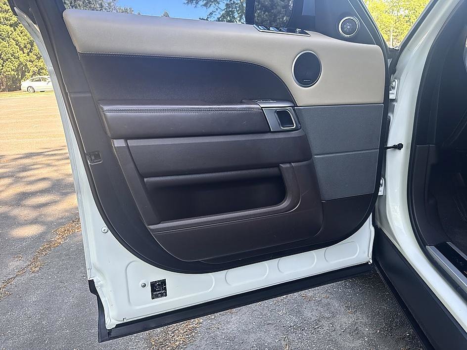 Used 2018 Fuji White Land Rover HSE image 9