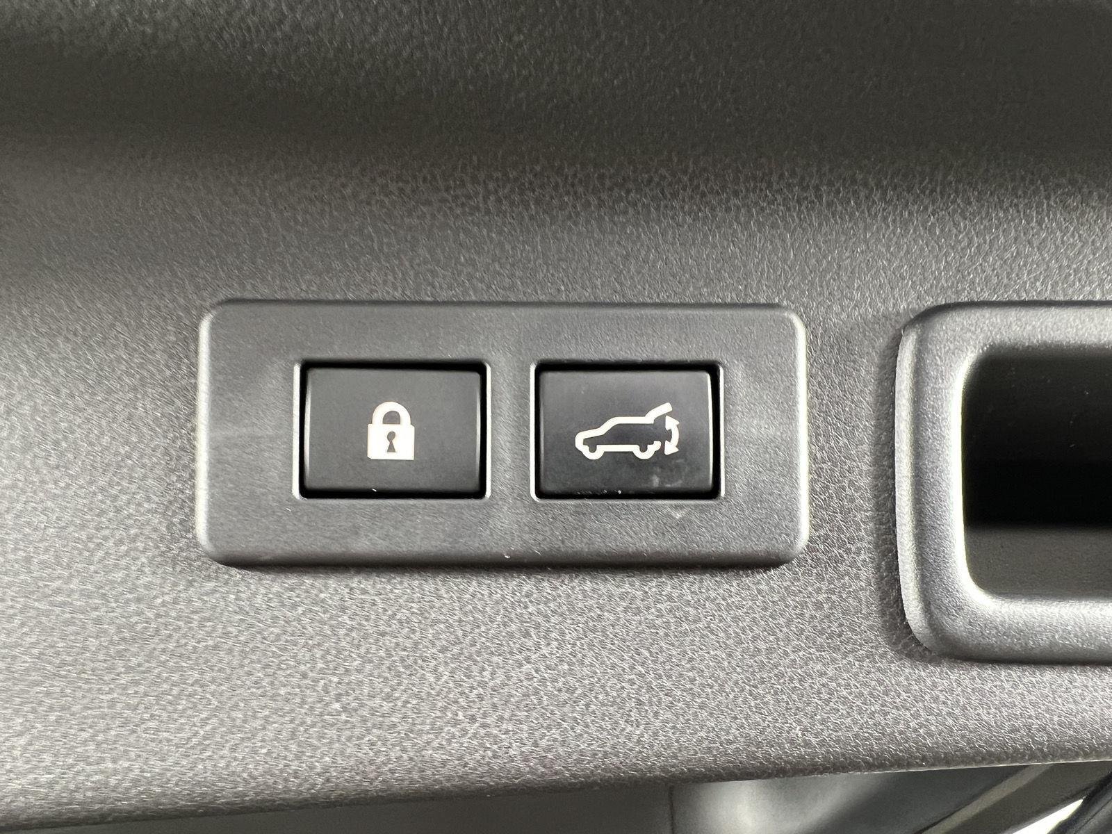 Used 2025 Crystal Black Silica Subaru Premium image 9
