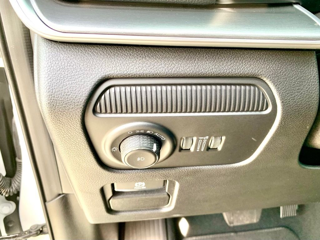 Used 2025 White Jeep Series II image 31