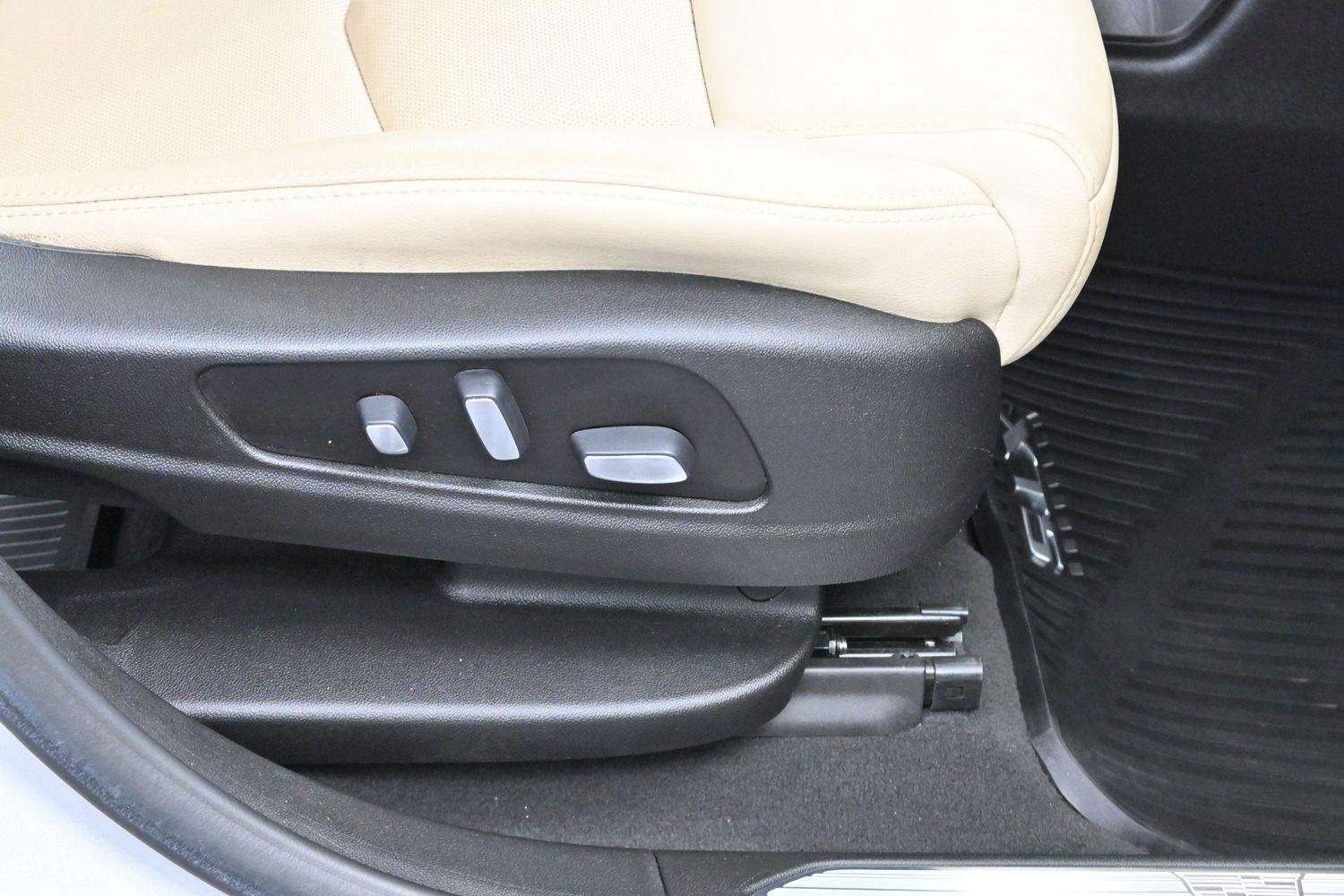 Used 2019 RADIANT SILVER METALLIC Cadillac Luxury FWD image 34