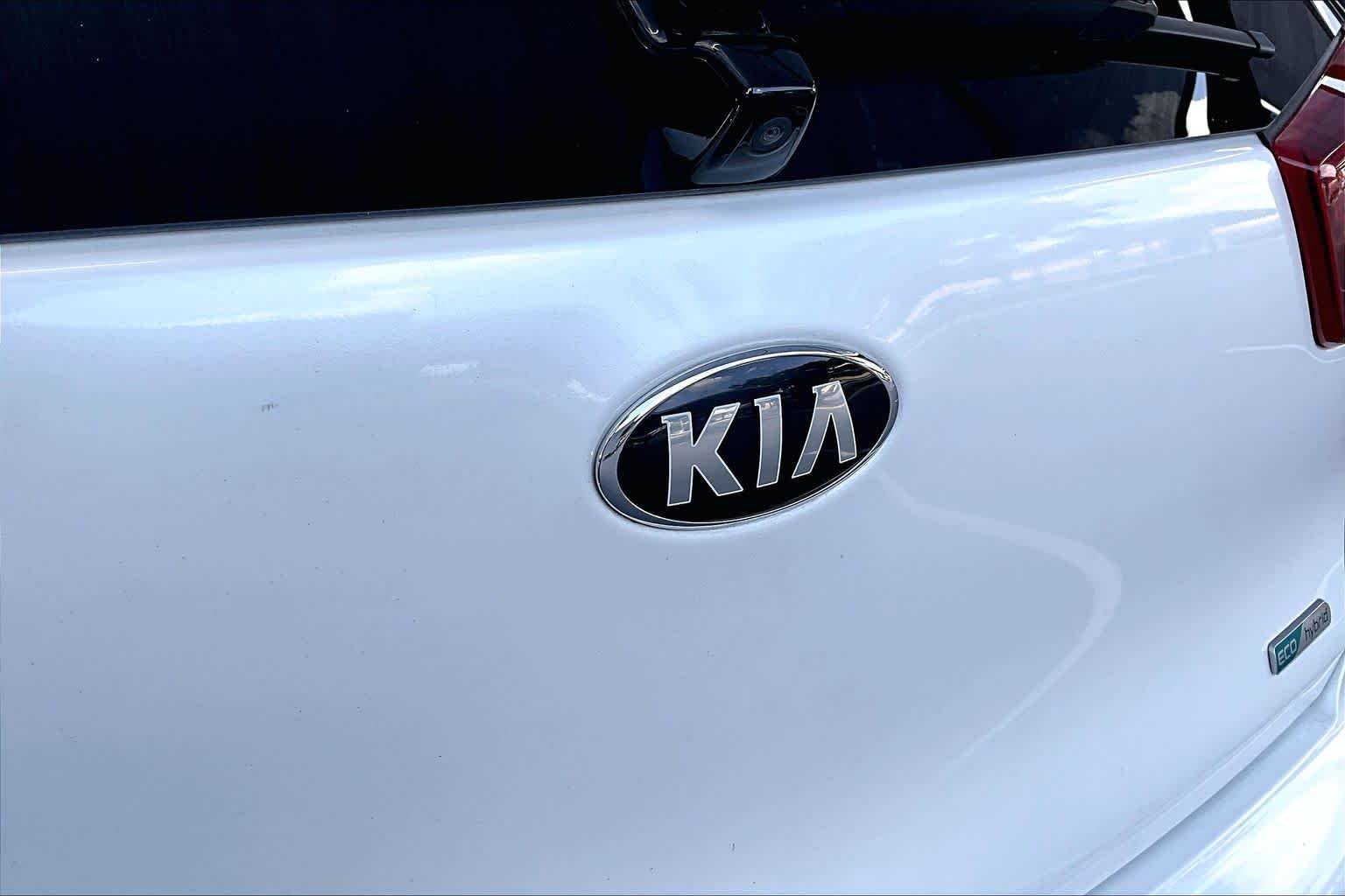 Used 2020 Snow White Pearl Kia Touring image 31