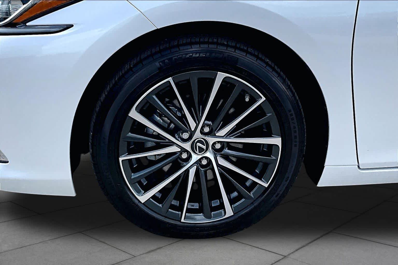 Used 2025 Eminent White Pearl Lexus  image 11