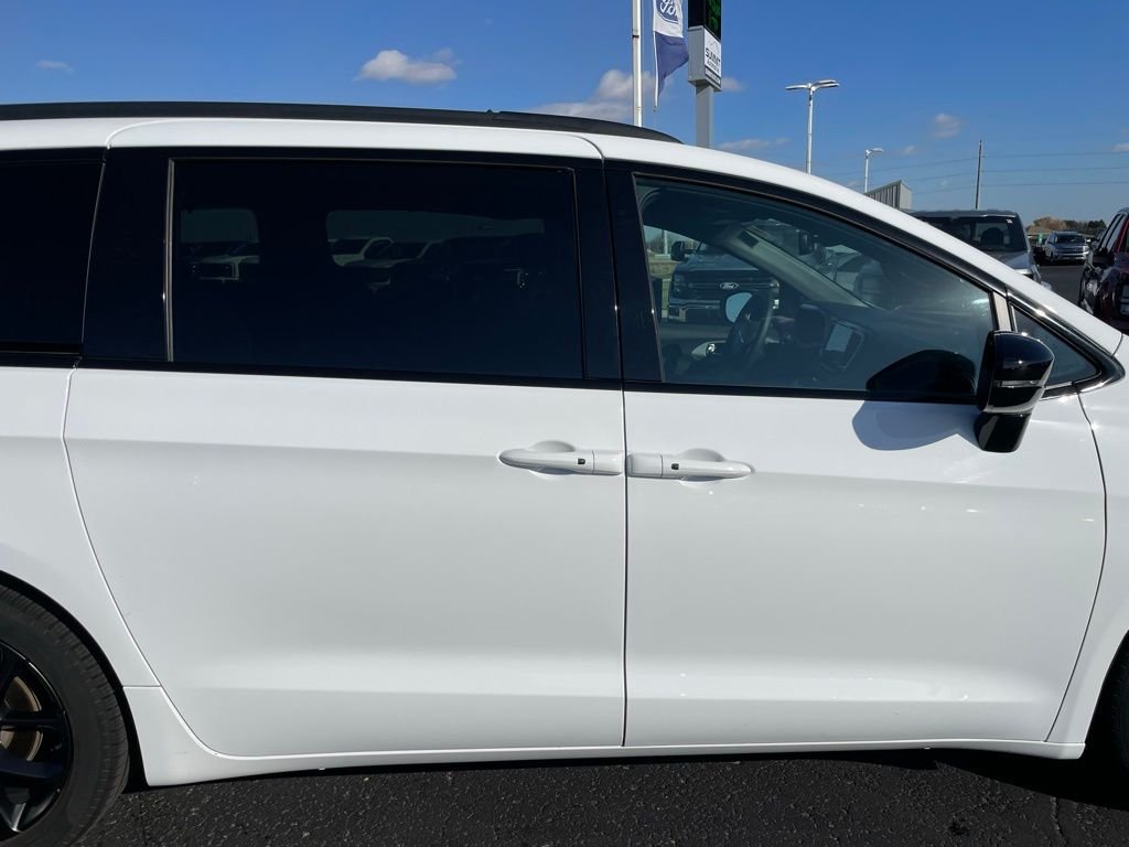 Used 2025 White Chrysler Limited image 37