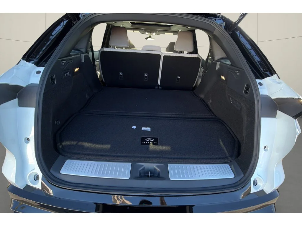 New 2027 2T RAD WHT INFINITI Autograph AWD image 10