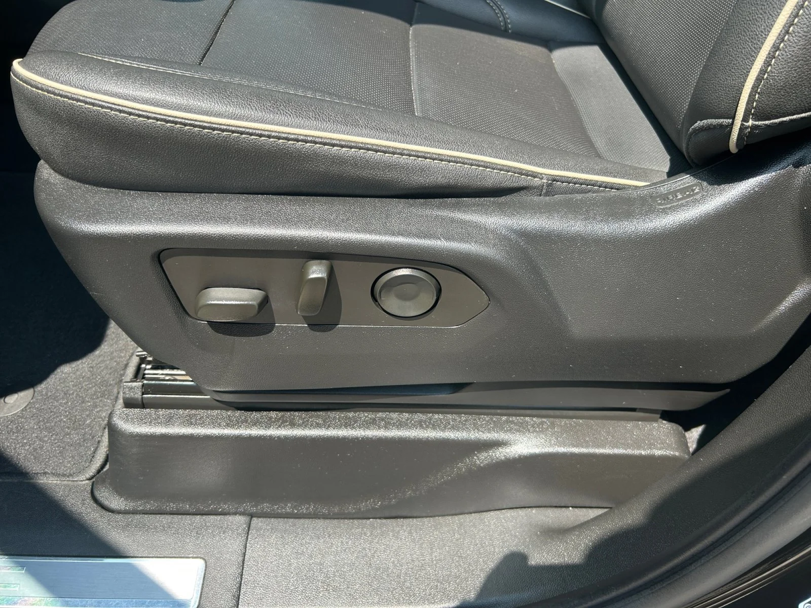 Used 2023 Black GMC SLT 4WD Leather Sunroof 5.3L image 16