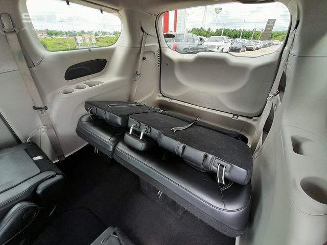 Used 2022 Brilliant Black Crystal Pearlcoat Chrysler Touring L image 47
