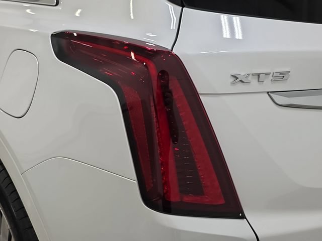 Certified Used 2022 Crystal White Tricoat Cadillac Premium Luxury image 28
