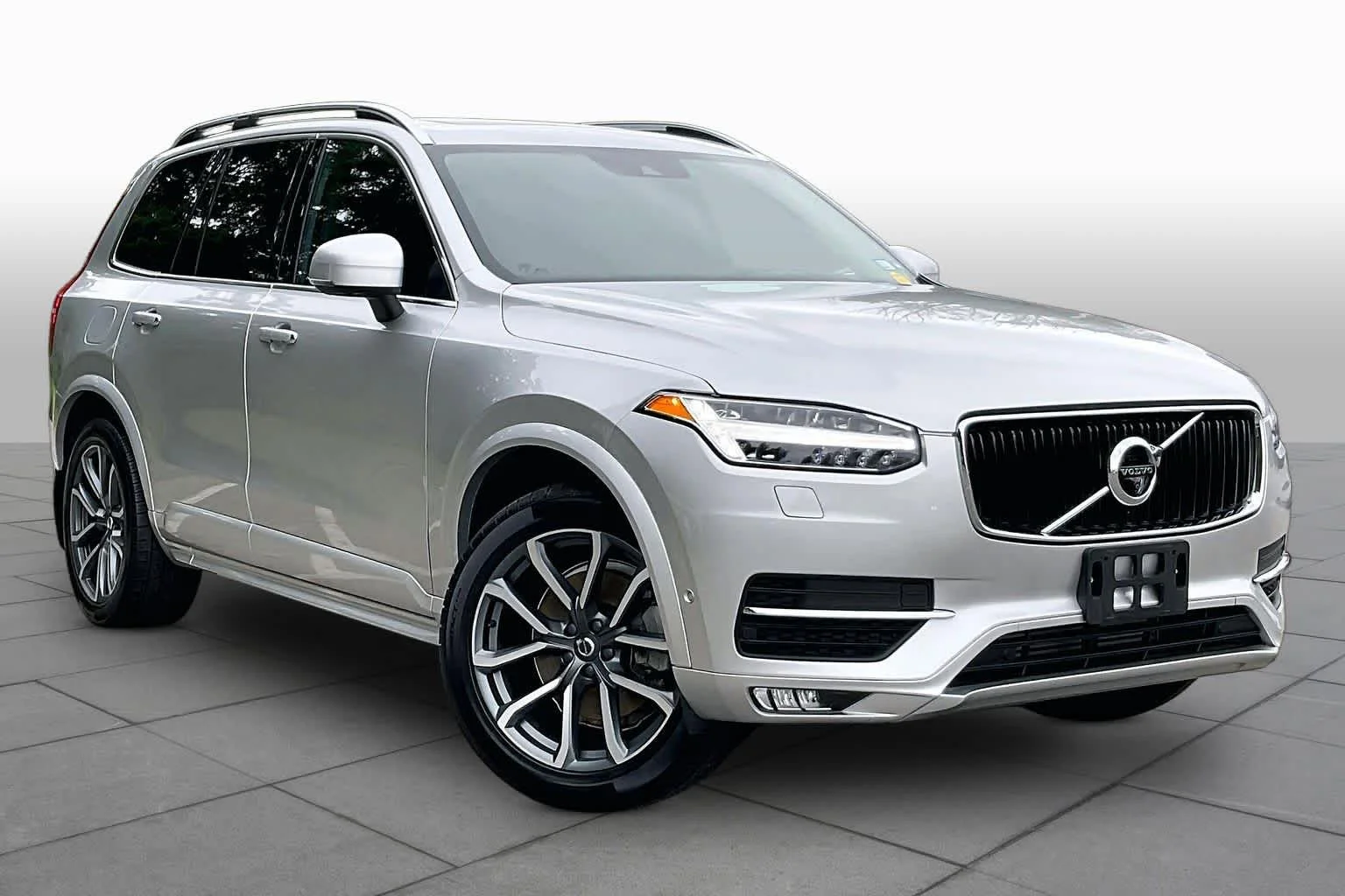 Used 2019 Bright Silver Metallic Volvo Momentum image 2