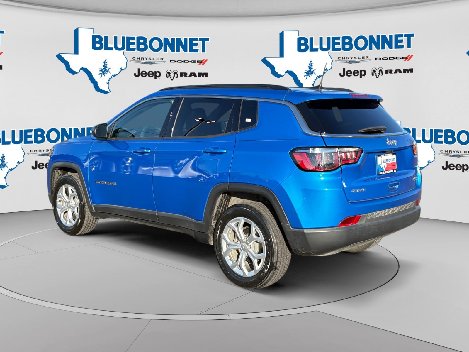 Used 2024 Hydro Blue Pearlcoat Jeep Latitude image 7