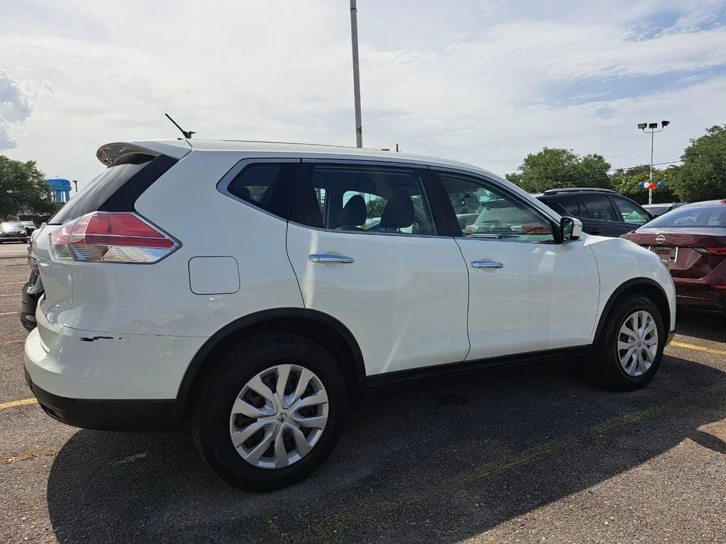 Used 2015 White Nissan S image 3