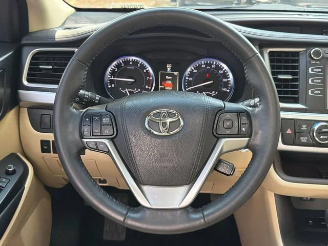 Used 2015 White Toyota XLE V6 image 24