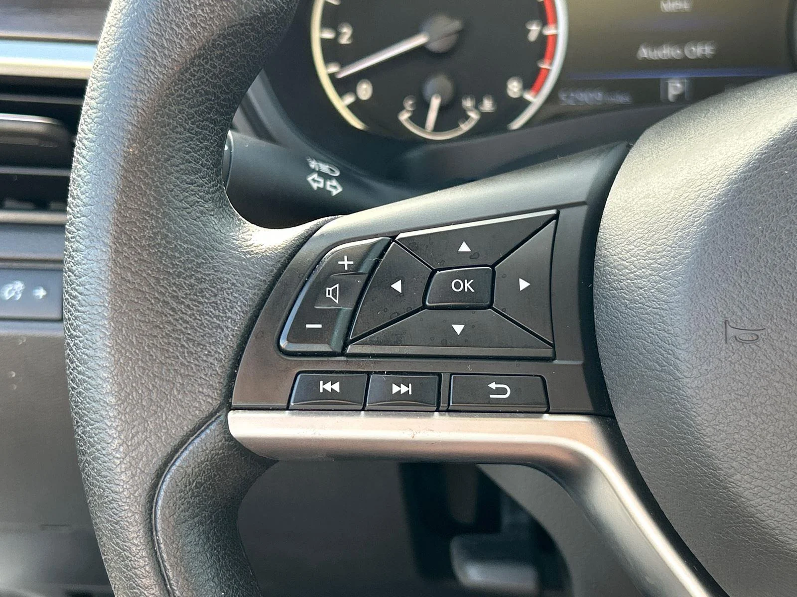 Used 2025 Glacier White Nissan SV image 30