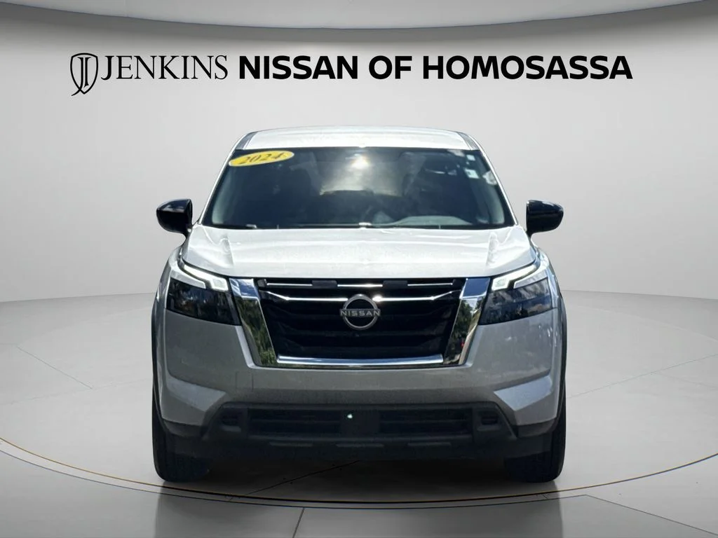 Used 2024 Silver Nissan S image 3