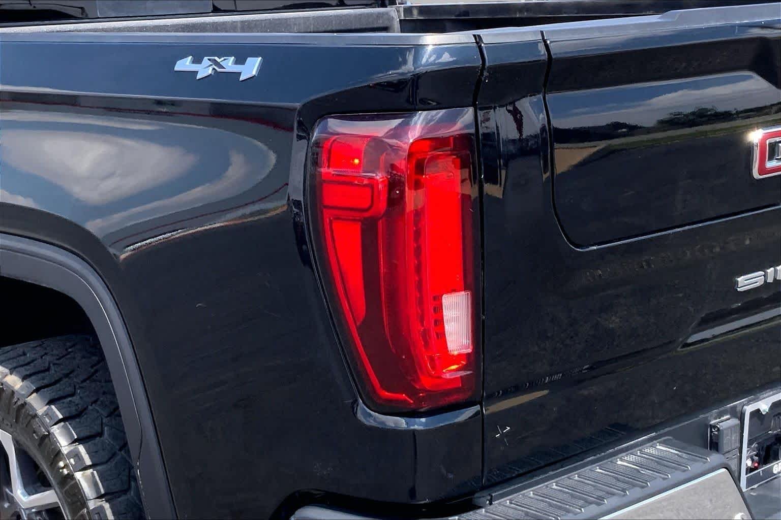 Used 2022 Onyx Black GMC SLT image 29