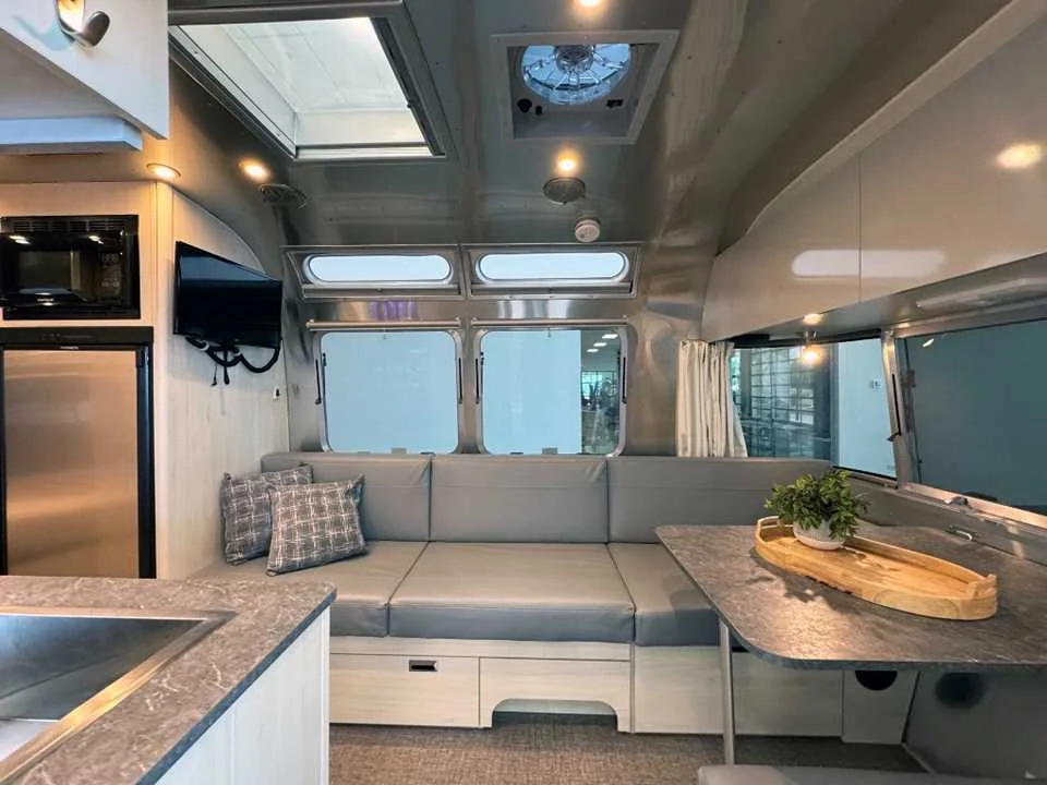 Used 2021 SILVER AIRSTREAM  image 6