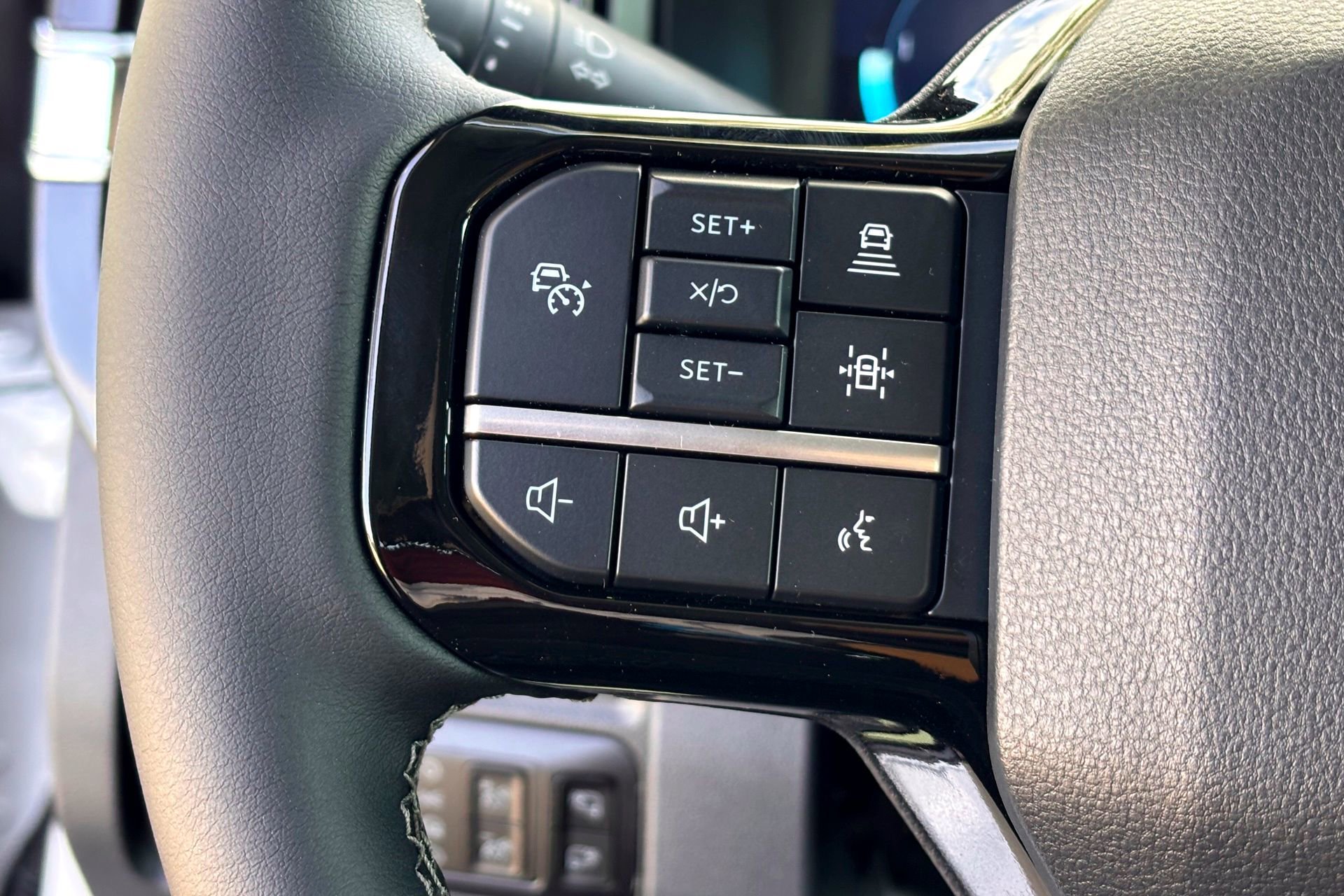 New 2026 Star White Metallic Tri-Coat Ford LARIAT image 15