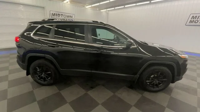 Used 2016 Brilliant Black Crystal Pearlcoat Jeep Latitude image 9