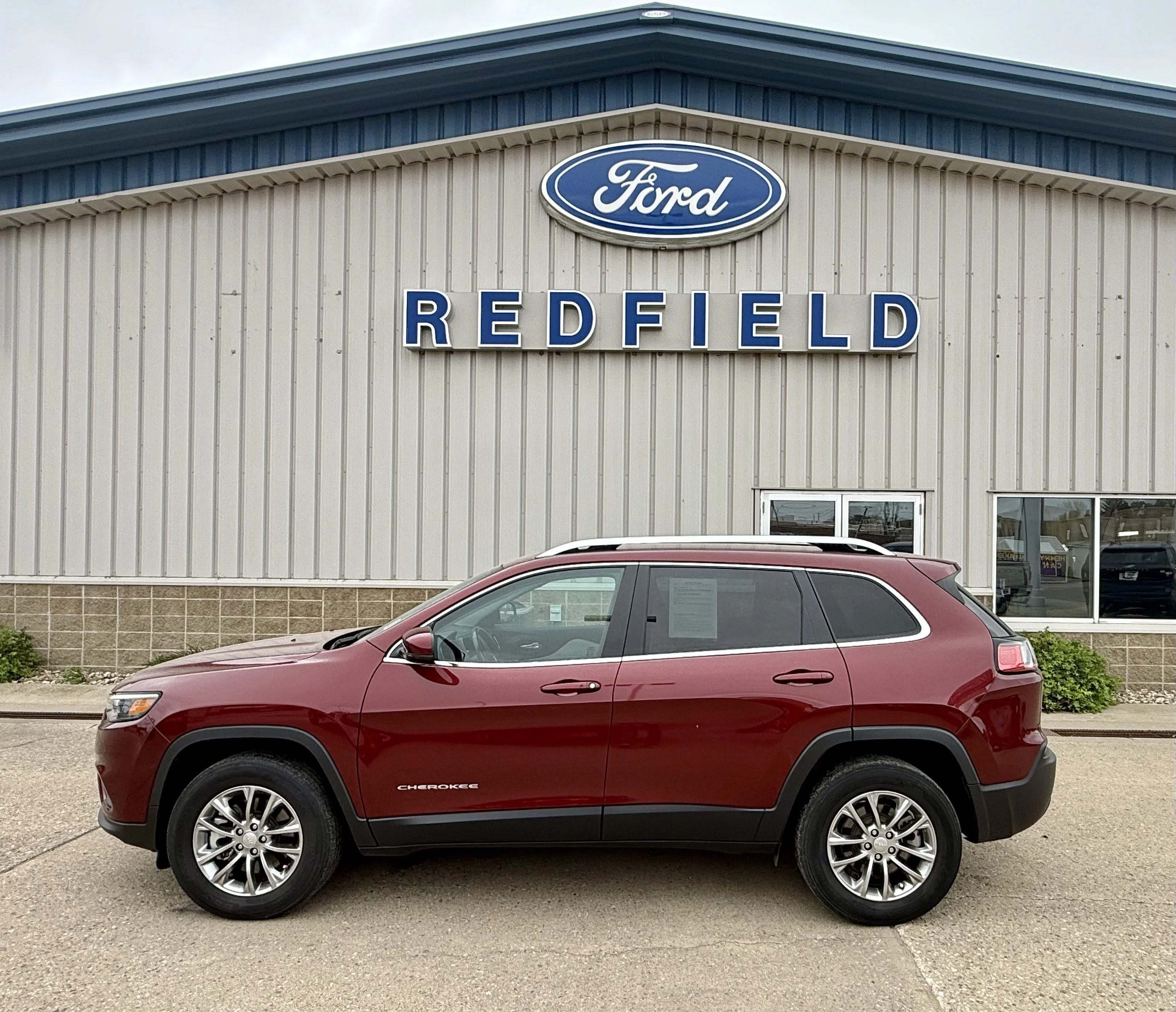 Used 2021 Velvet Red Pearlcoat Jeep Latitude Lux image 1