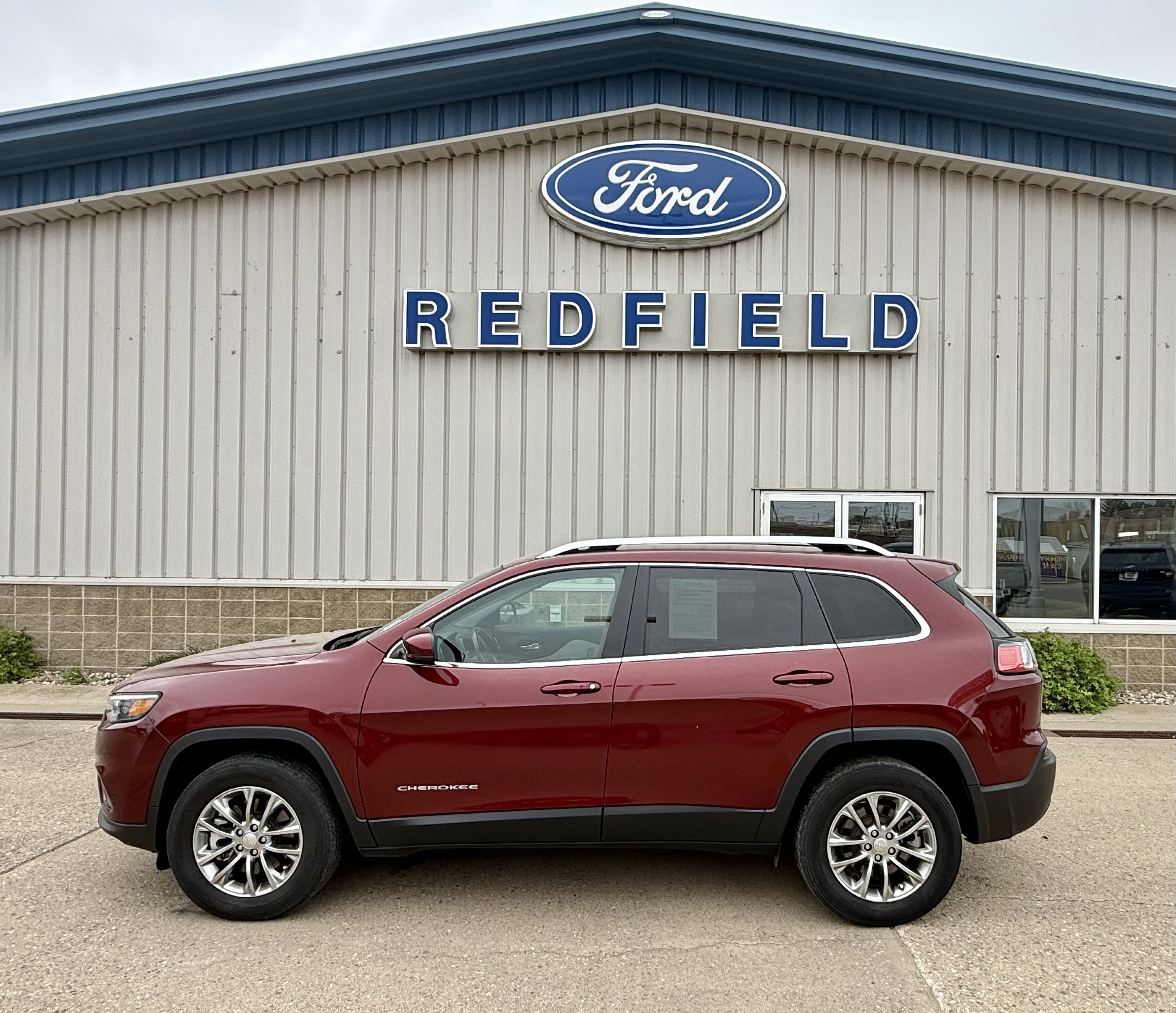 Used 2021 Velvet Red Pearlcoat Jeep Latitude Lux image 1