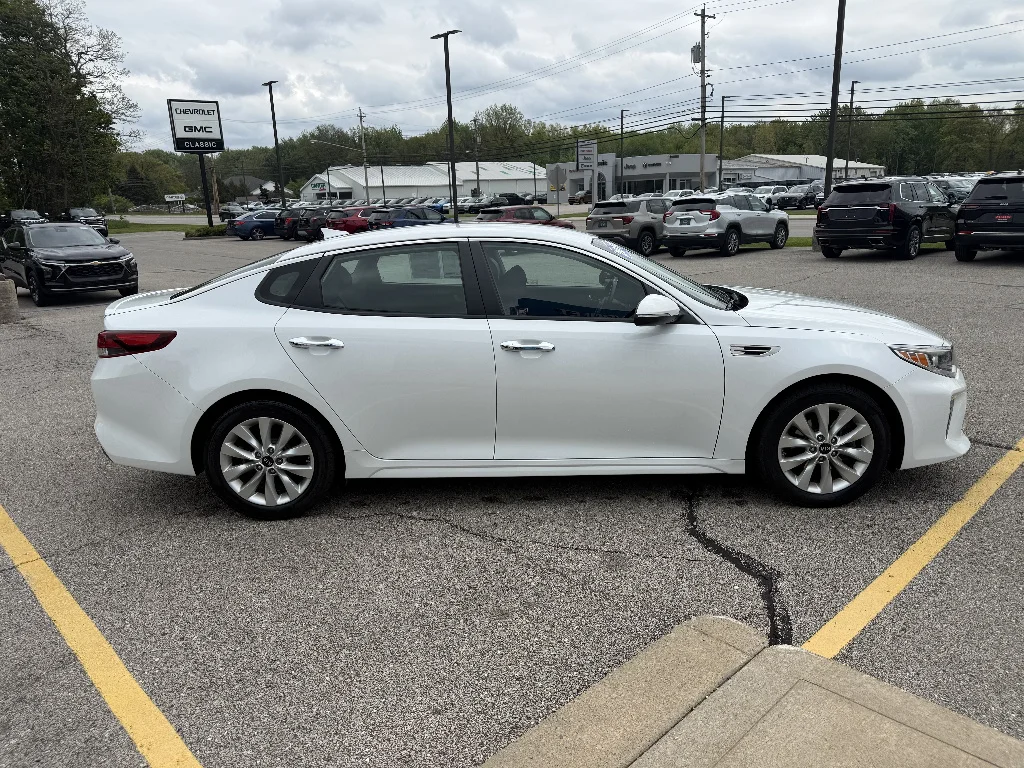 Used 2018 Snow White Pearl Kia LX image 8
