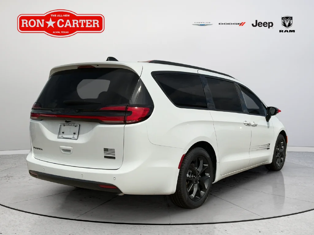New 2027 Bright White Clear-Coat Paint Chrysler Select image 6