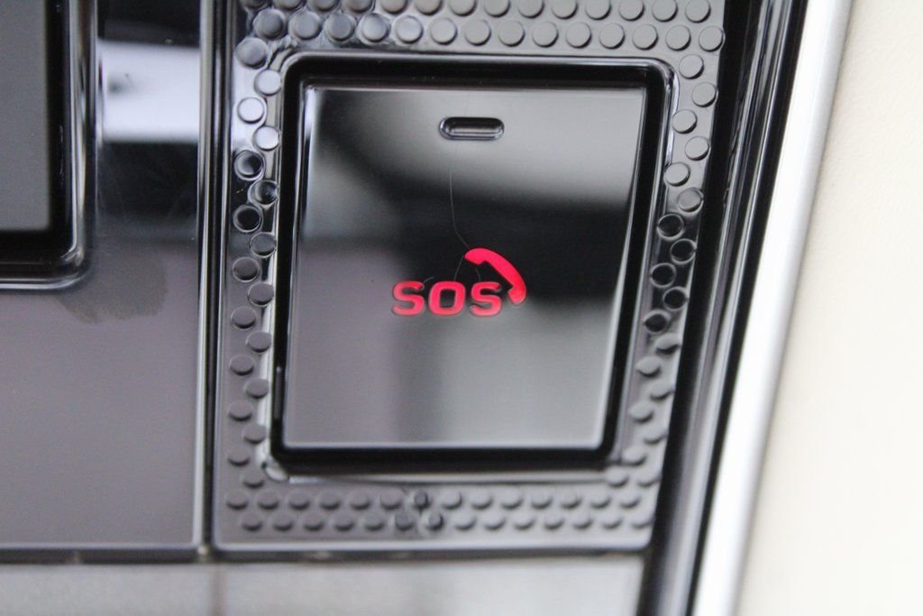Used 2024 White Land Rover SV image 54