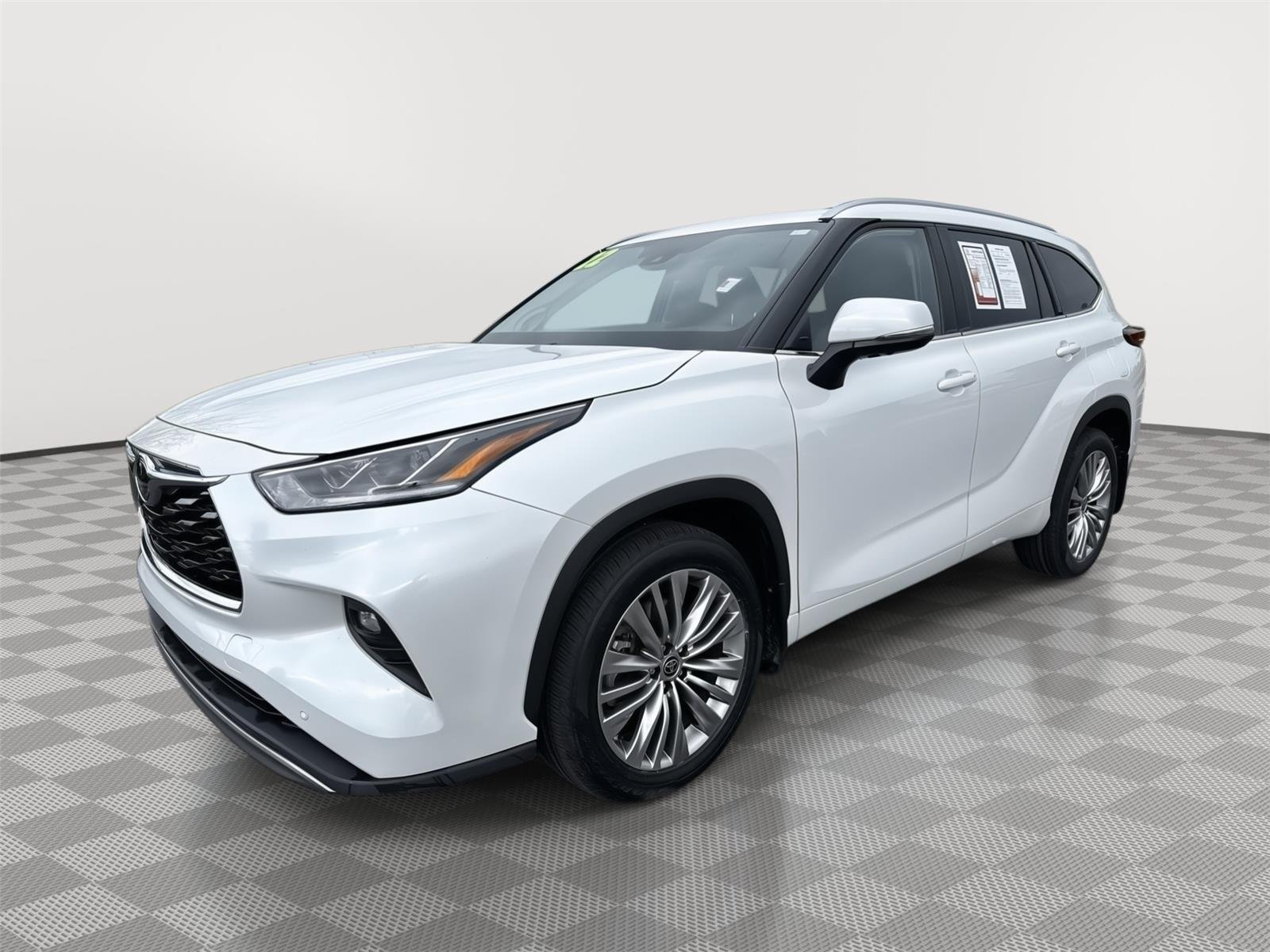 Used 2022 Toyota Highlander Platinum with VIN 5TDFZRBH5NS210931 for sale in Kansas City