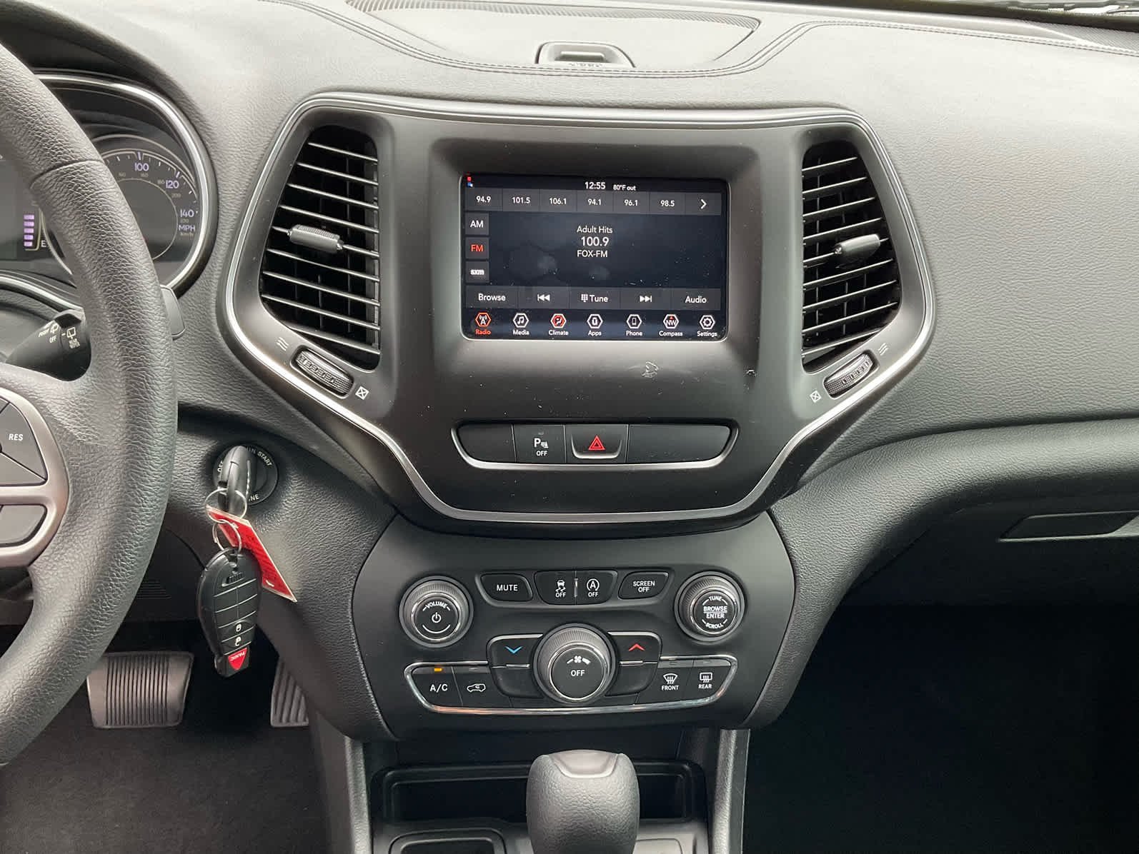 Used 2019 Bright White Clearcoat Jeep Latitude image 17