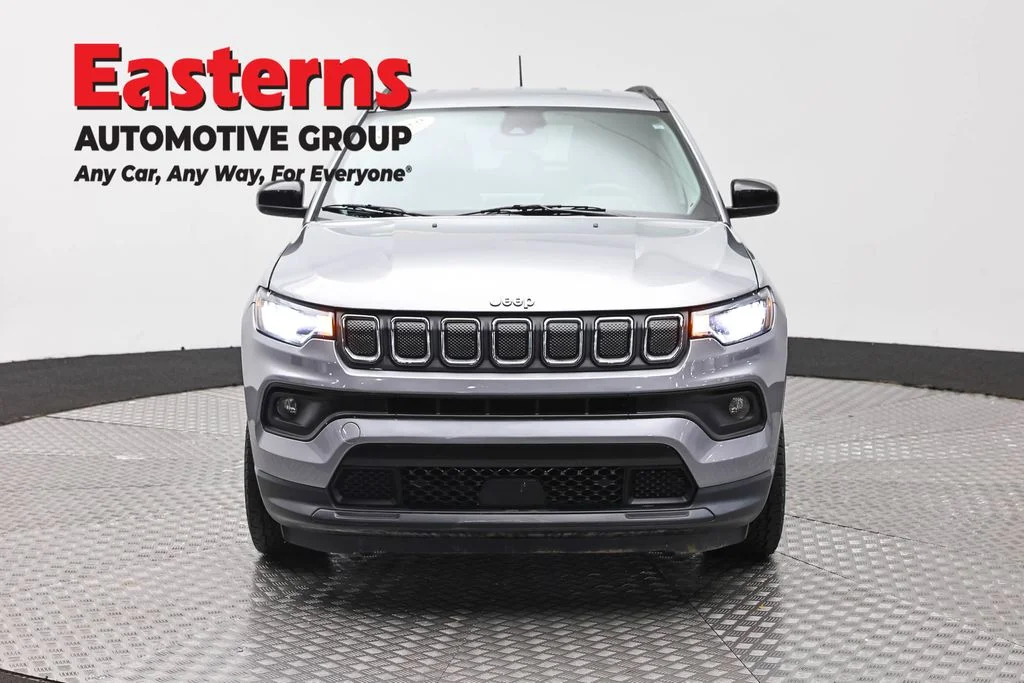 Used 2022 Silver Jeep Latitude image 2