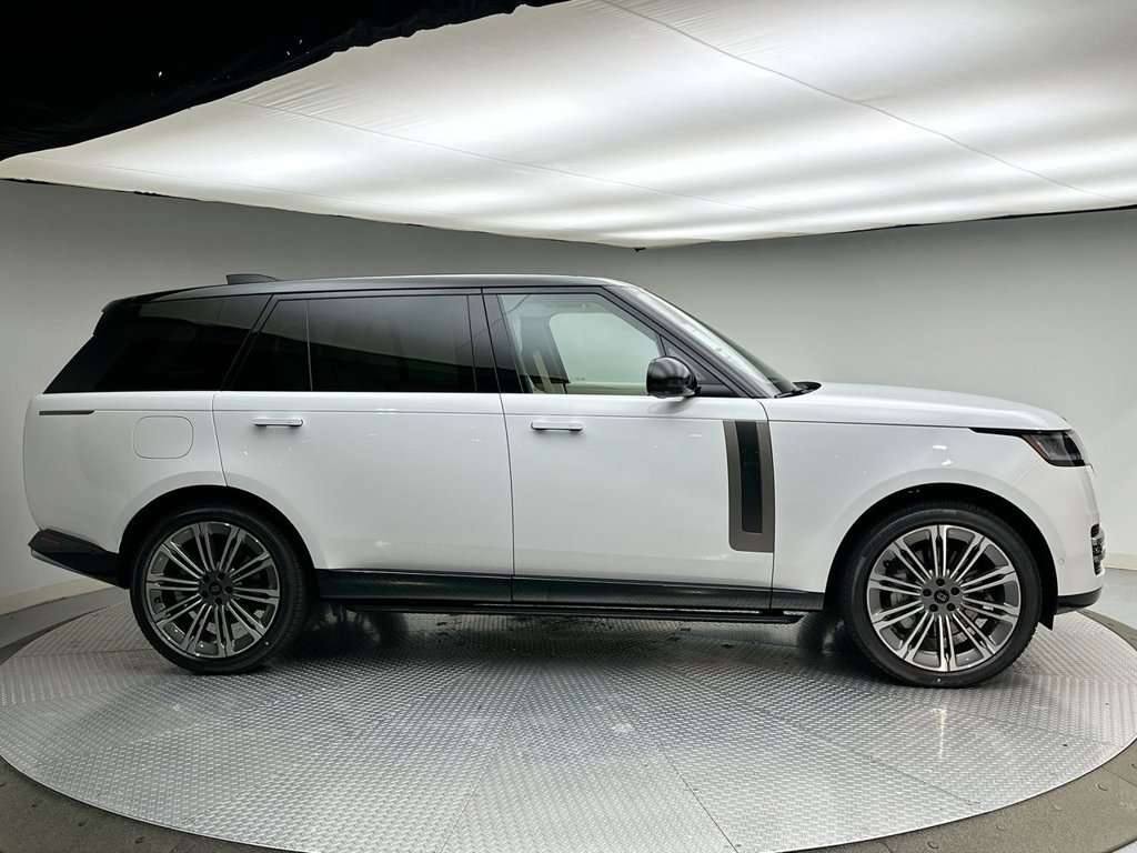 New 2027 Fuji White Land Rover SE image 4