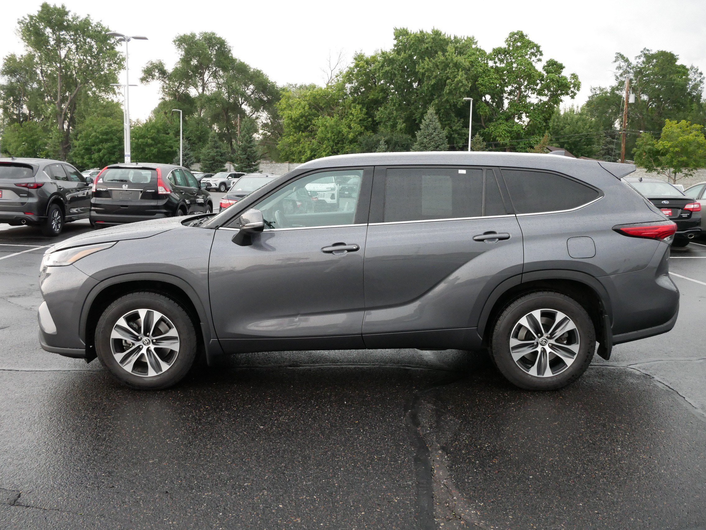 Used 2021 Toyota Highlander XLE with VIN 5TDGZRBH0MS063632 for sale in Brooklyn Center, Minnesota