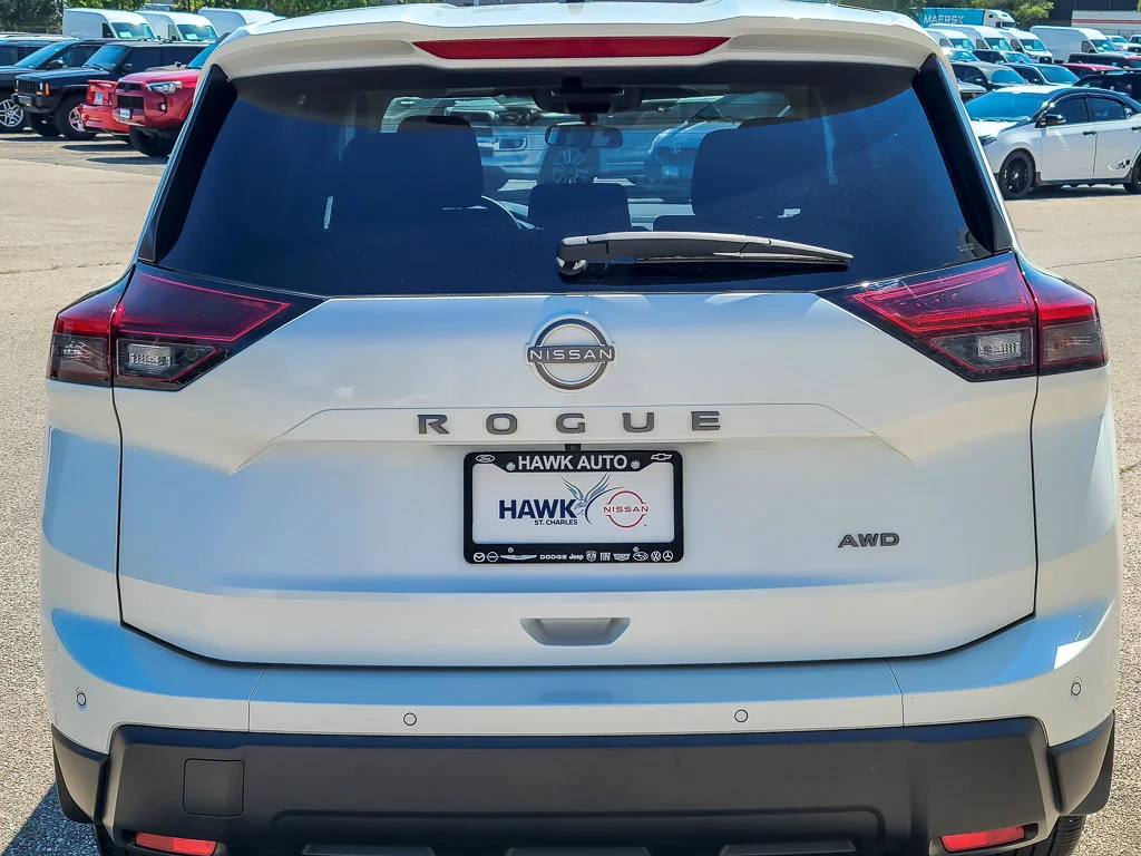 Used 2024 Everest White Pearl Nissan S image 5