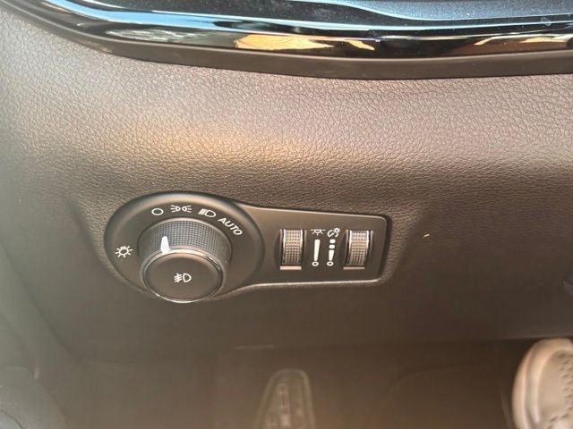 New 2026 Red Hot Pearlcoat Jeep Latitude image 30