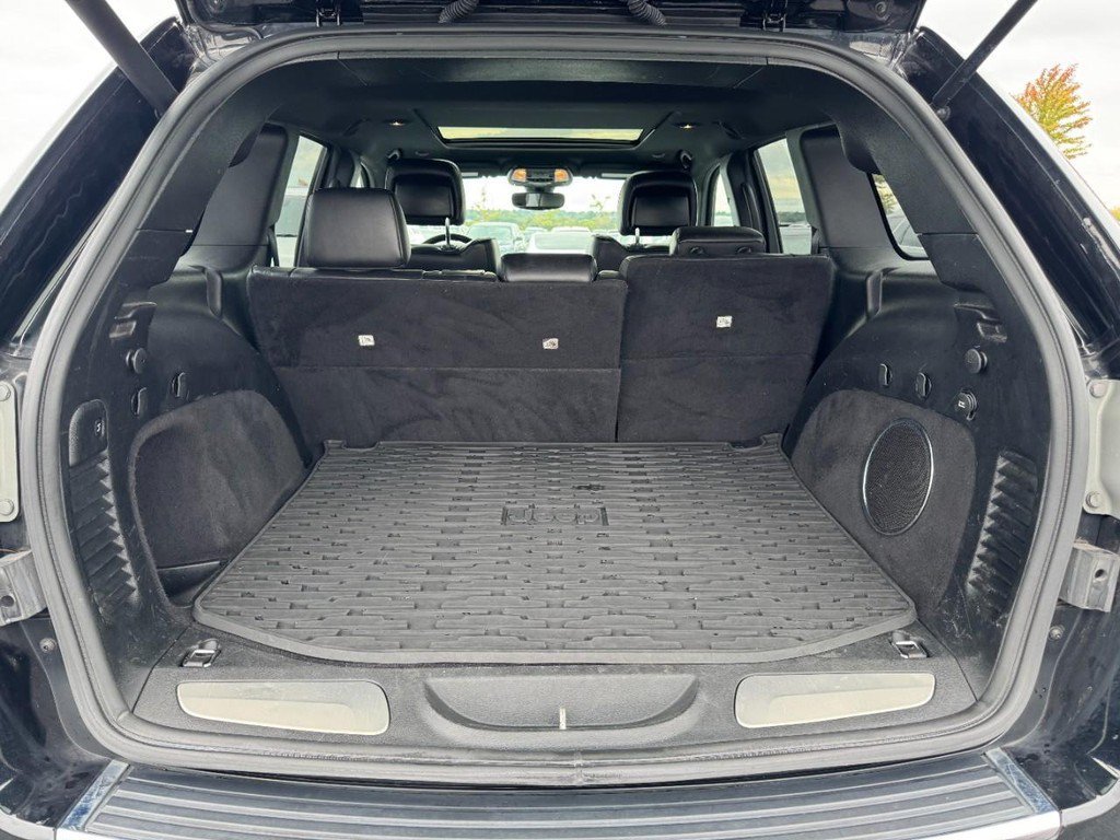 Used 2018 Diamond Black Crystal Pearlcoat Jeep Overland image 6