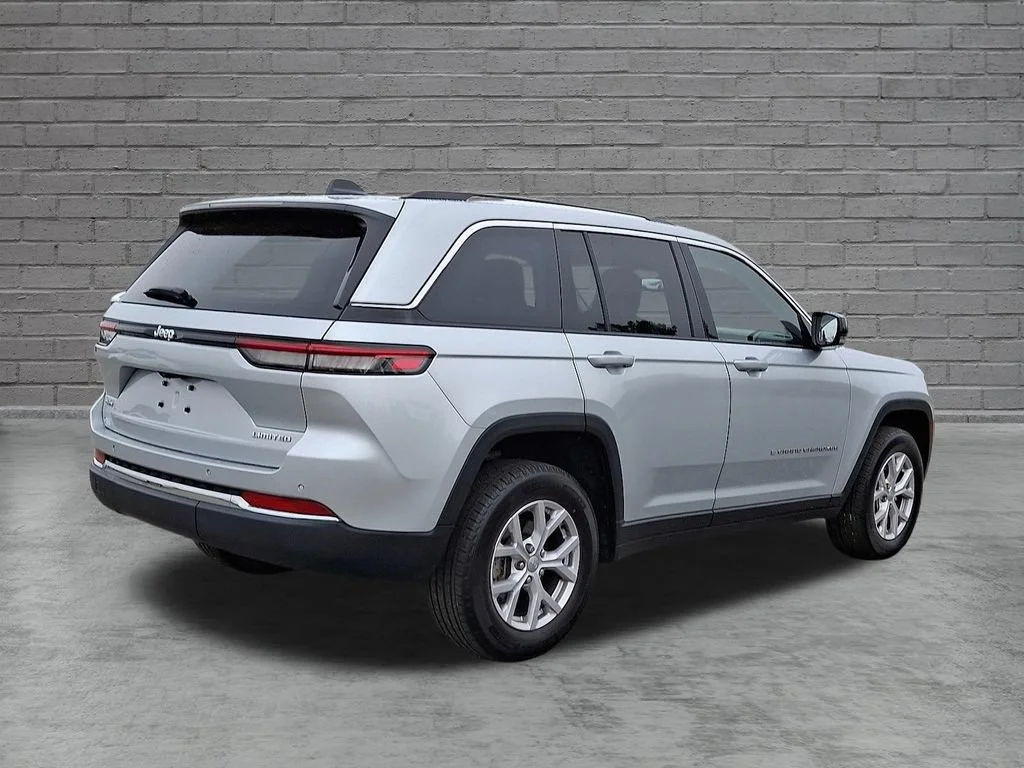 Used 2022 Silver Jeep Limited 4x4 image 12