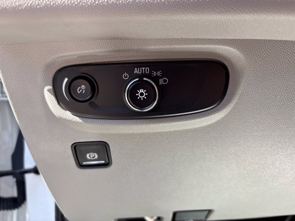 Used 2023 White GMC SLE image 22