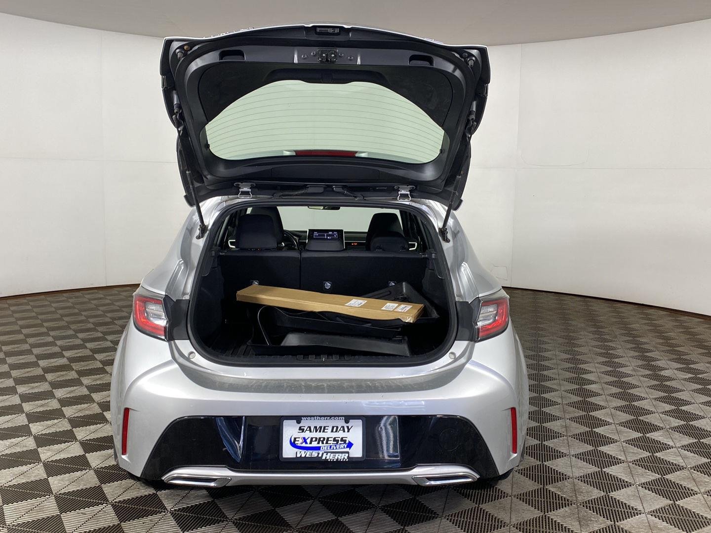 Used 2019 Classic Silver Metallic Toyota SE image 7