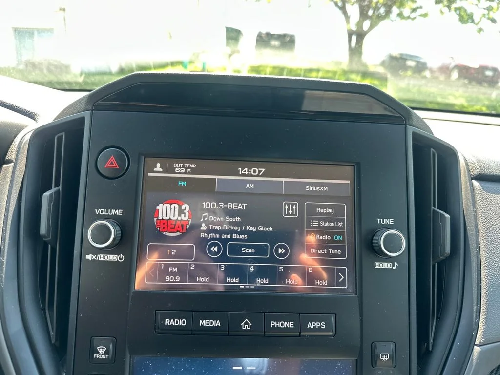 Used 2024 White Subaru Base image 28