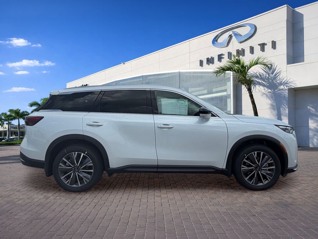 New 2027 RADIANT WHITE INFINITI Luxe FWD image 8
