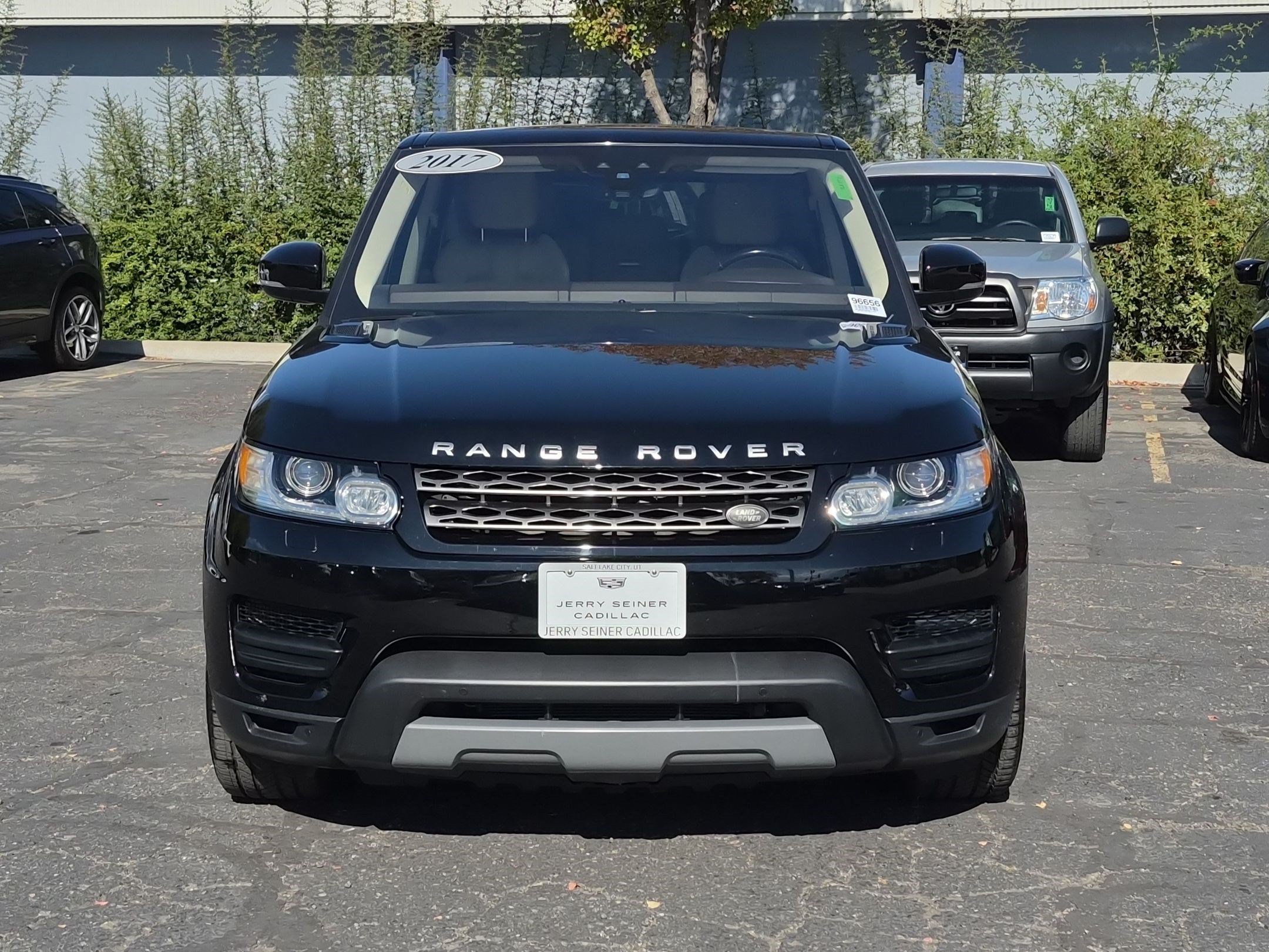 Used 2017  Land Rover SE image 8