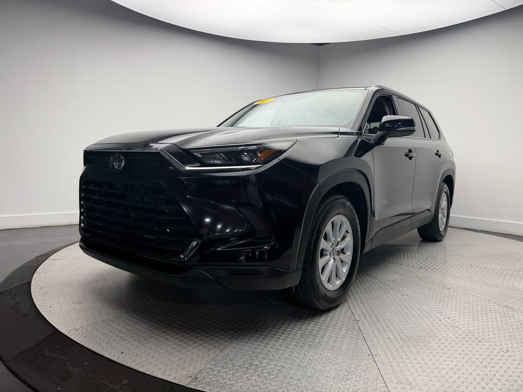 Used 2025  Toyota XLE image 3