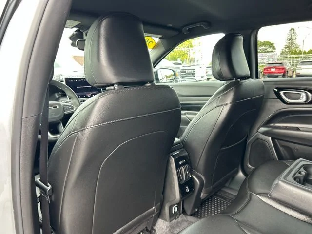 Used 2025 Silver Jeep Latitude image 19