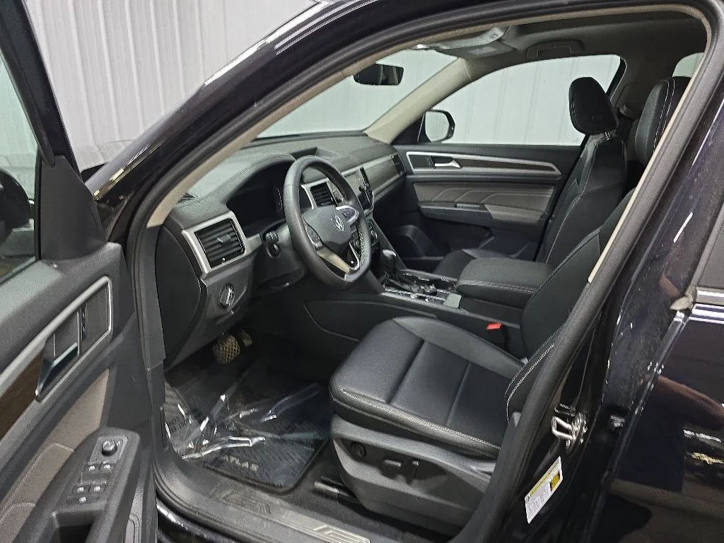 Used 2023 Black Volkswagen 3.6L V6 SE w/Technology image 28