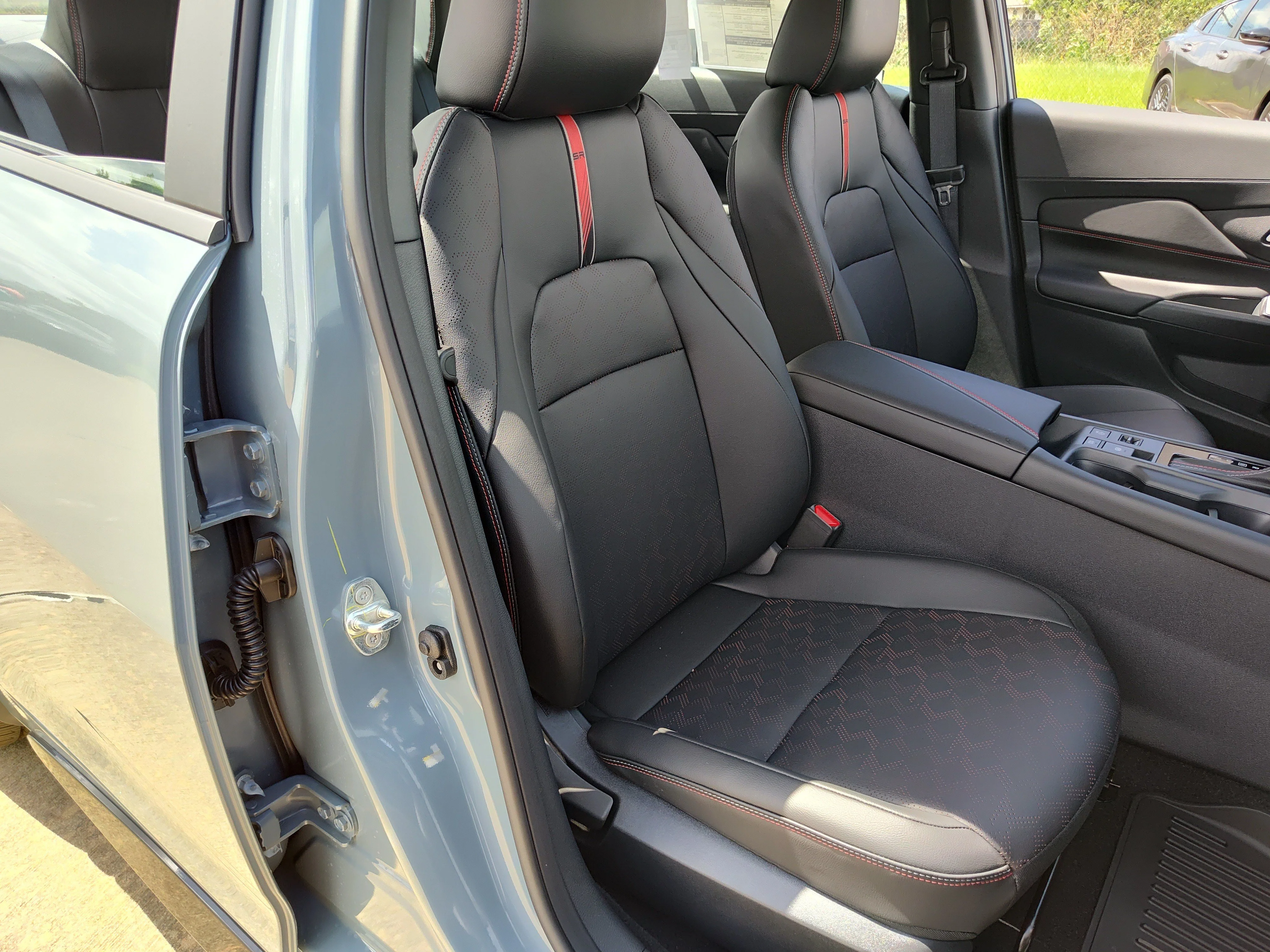 New 2026 Atlantic Gray Metallic / Super Black Two-tone Nissan SR image 13